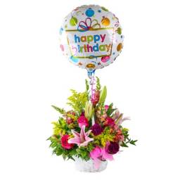 Canasta floral con globo Feliz Cumpeanos