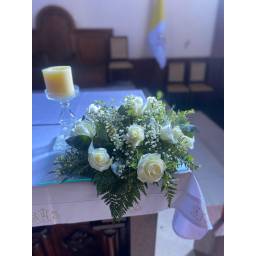 Arreglo con rosas para altar