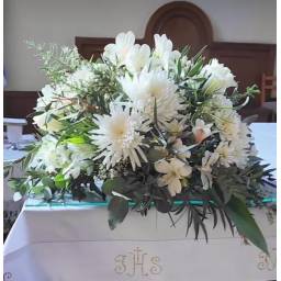 Arreglo altar mix flores blancas