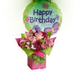 Caja con flores variadas y globo feliz cumplea�os.