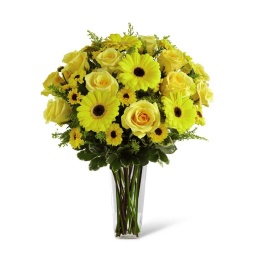 Florero de vidrio con flores amarillas