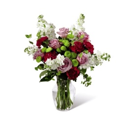 Florero en lilas, blancos y rojos con follajes