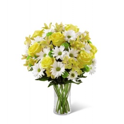 Florero primaveral en tonos blancos y amarillos
